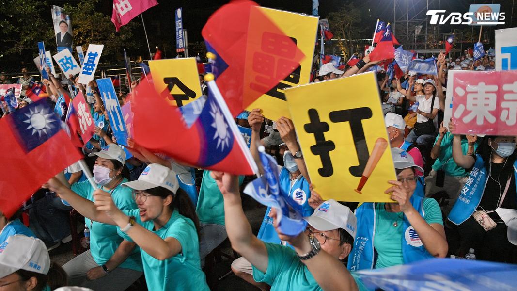 支持者舉著國旗吶喊。(圖/胡瑞麒攝)