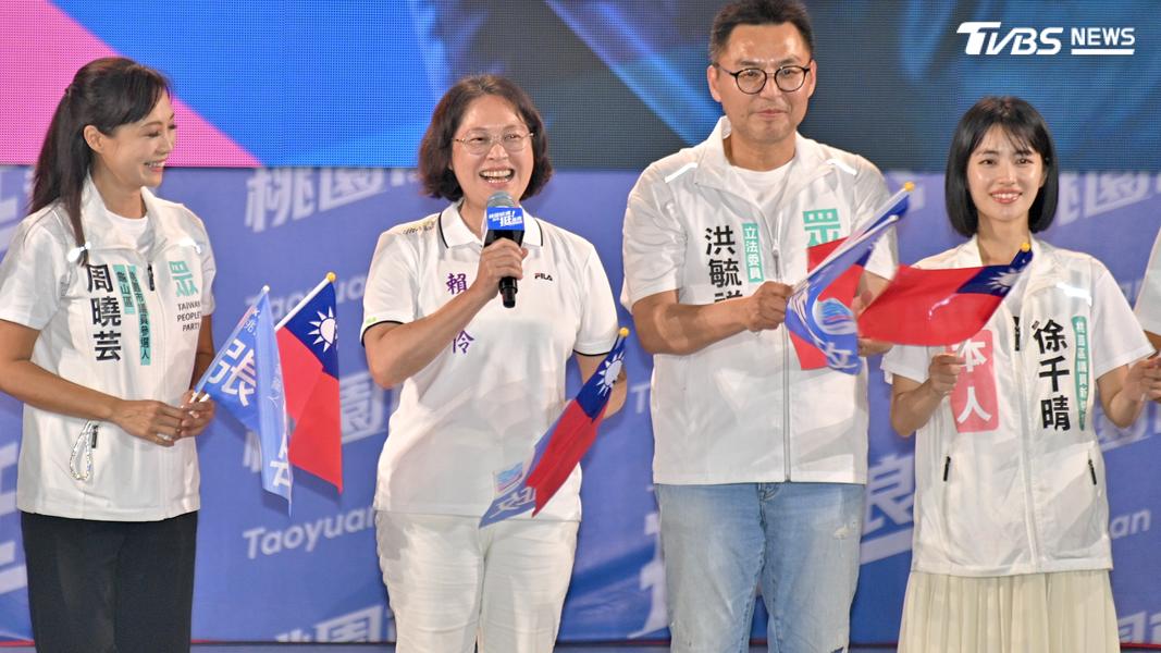 苗栗縣副縣長賴香伶(左2)帶民眾黨候選人到場為張善政站台。(圖/胡瑞麒攝)