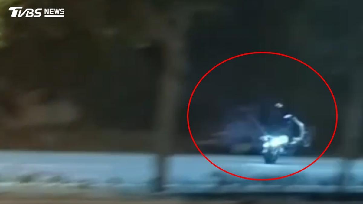 花蓮深夜飆車翹孤輪!5電動車違改開單