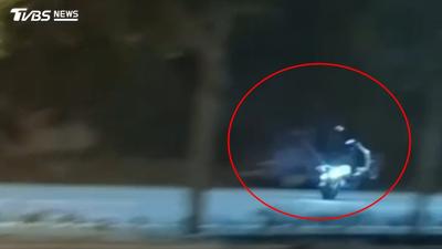 花蓮年輕人深夜群聚!騎改裝車競速飆車 還「翹孤輪」耍帥