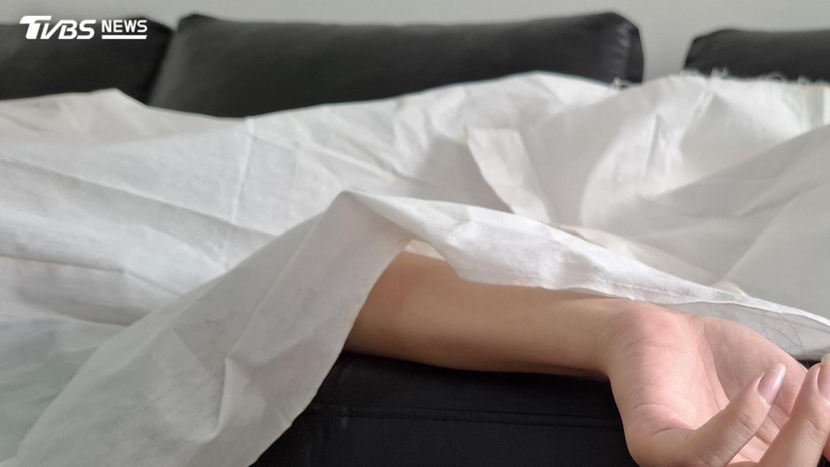 遺體送靈堂「被脫褲性侵」!6旬亡婦遭狼爪 英運將認:喝醉沒忍住
