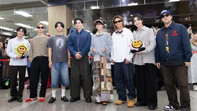 FANTASTICS的佐藤大樹(左起)、堀夏喜、澤本夏輝、八木勇征、中島颯太、瀨口黎彌、木村慧人、世界現身松山機場。(圖/LDH愛夢悅提供)