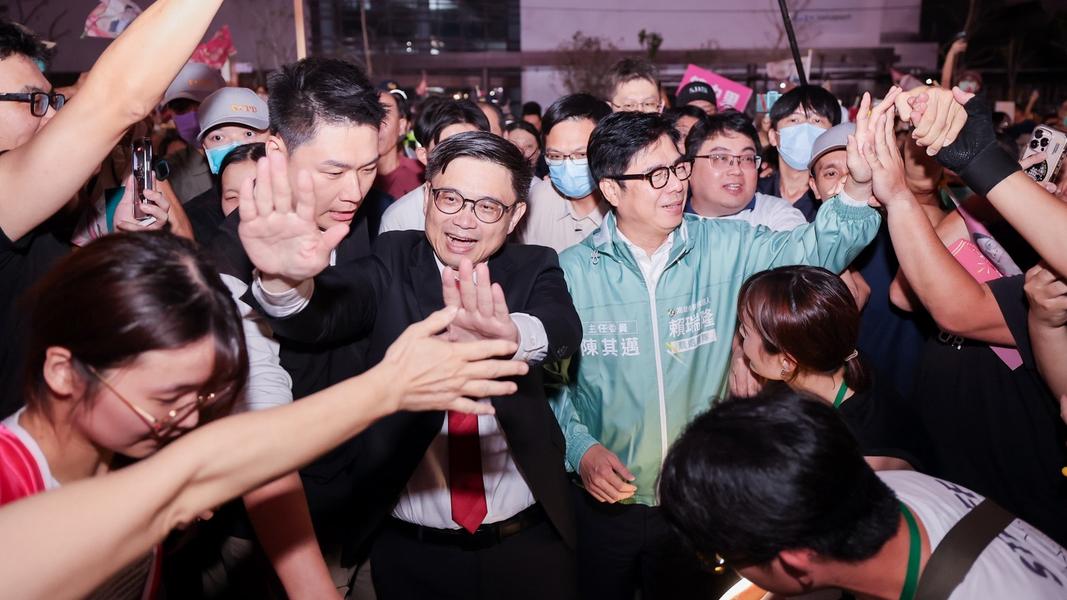 賴瑞隆在高雄市長陳其邁的陪同下大進場,150公尺就走了5分鐘。(圖/賴瑞隆競總提供)