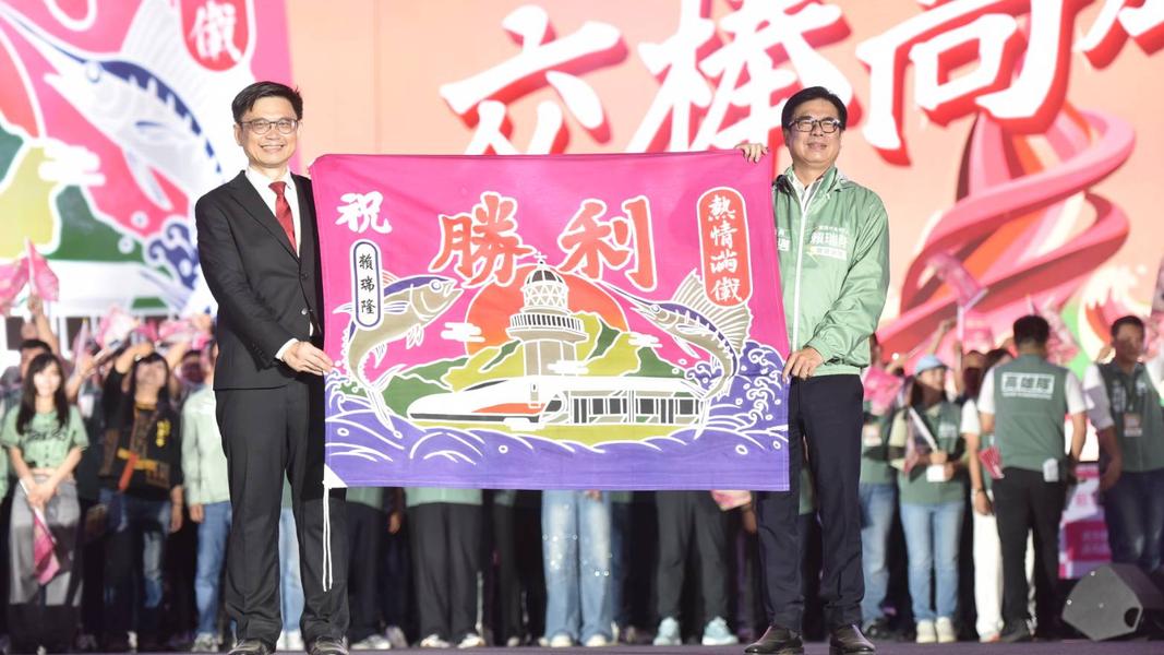 陳其邁贈送大漁旗給賴瑞隆。(圖/賴瑞隆競總提供)
