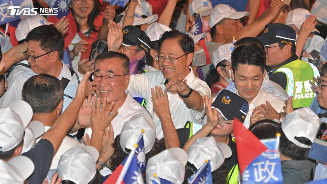 首長候選人走在支持者中間,與大家擊掌。走在最前頭的是新北市長候選人李四川,中間為桃園市長候選人張善政,第三是台北市長候選人蔣萬安。(圖/胡瑞麒攝)