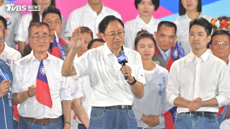 桃園市長候選人張善政今(17)晚與桃園市議長邱奕勝舉辦聯合競選總部造勢大會,張善政表示近期他被唱衰到懷疑人生。(圖/胡瑞麒攝)