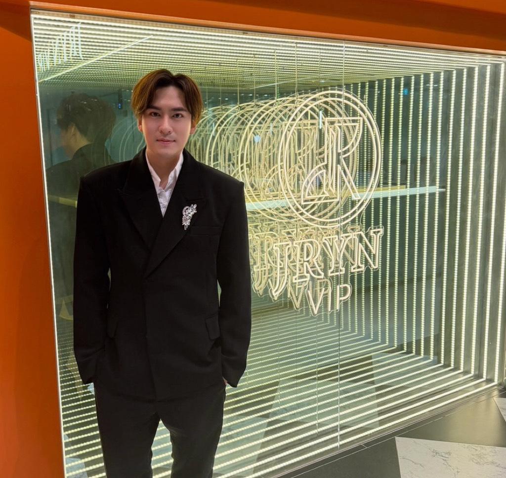 沈建宏近期積極拓展醫美事業，不僅前往釜山的JRYN診所參觀，也在友人的引薦之下認識了HARU，而JRYN力挺HARU本次開唱。（圖／LUCE ENTERTAINMENT提供）