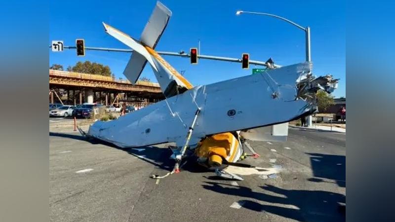 美國加州聖荷西週六發生小飛機墜毀公路意外,機頭撞擊路面嚴重凹陷變形,所幸機上三人僅受輕傷。(圖/翻攝自X@SJFD
)