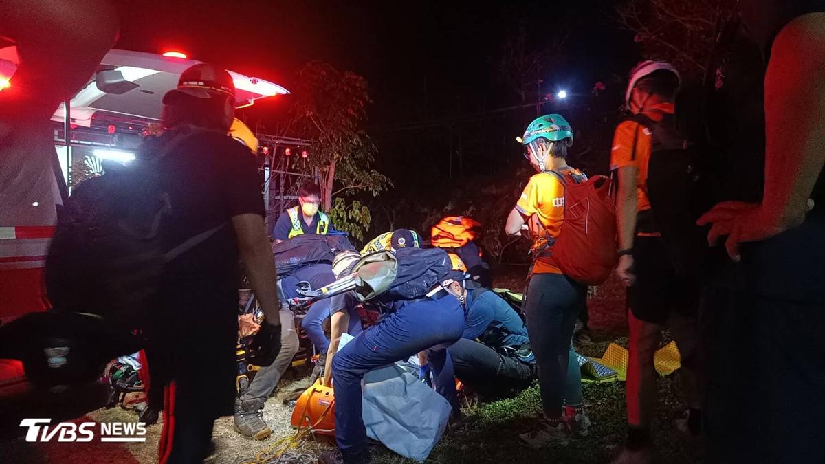 馬崙山下山踩空直墜40公尺!女山友重創骨折 黑夜搏命5小時抬出