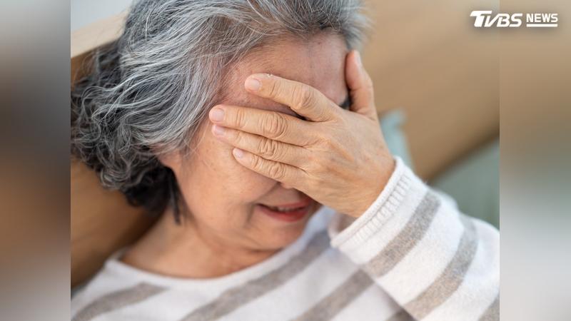 南韓釜山一名70多歲婦人因懷疑丈夫與80多歲親姊姊有染,失控施暴致姊姊骨折,釜山地方法院17日依傷害罪判處該婦人有期徒刑8個月、緩刑2年。(示意圖/Shutterstock達志影像)