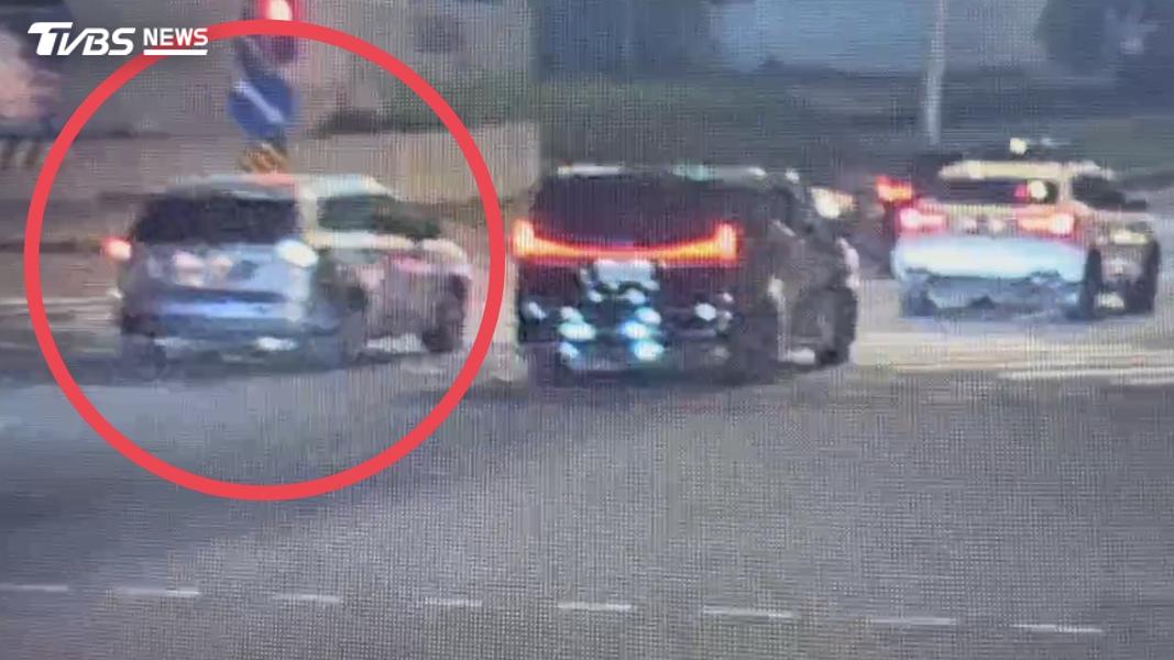偵防車遭搶方向盤,下秒失控撞車。(圖/TVBS)