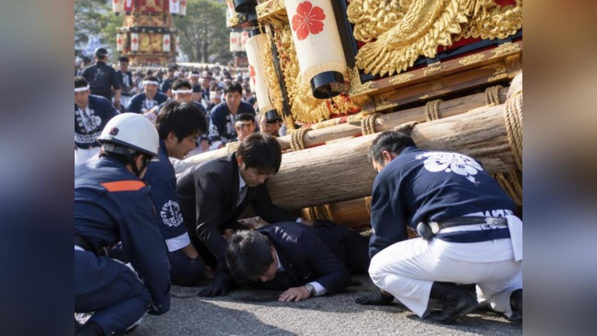 市民遊客目睹!3噸太鼓台祭典失衡倒塌 日62歲副市長不幸罹難
