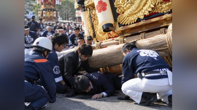 日本愛媛縣西條市17日舉辦傳統「西條祭」,不料活動期間發生花車翻覆意外,造成西條市副市長難波江明廣遭重壓身亡。(AI生成圖/翻攝自X@2chnews3)
