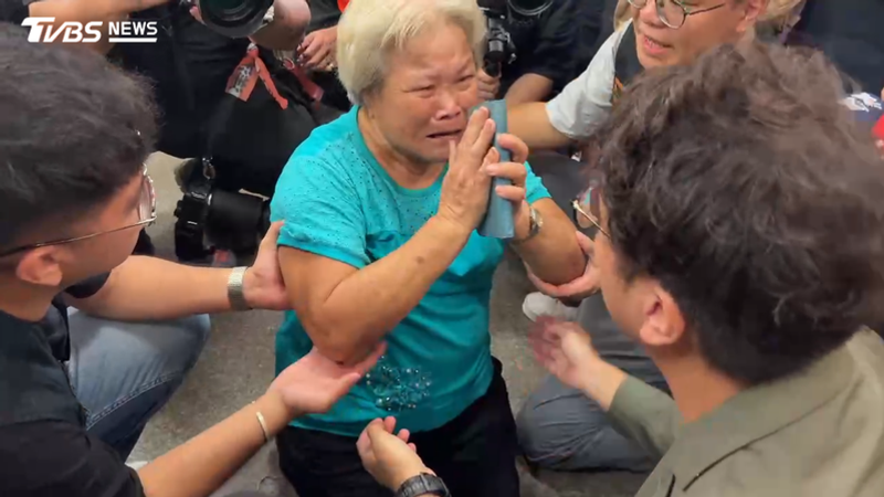 民進黨台北市長候選人沈伯洋17日上午赴社子島參加活動,遇到阿嬤陳情。(圖/TVBS)