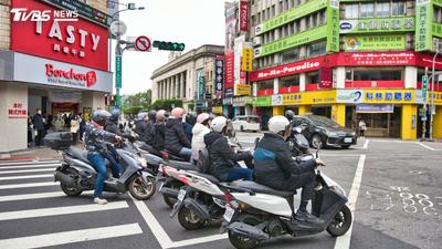 街頭上演「大隊接力」!騎士水壺掉地秒送回 網笑:動森解任務