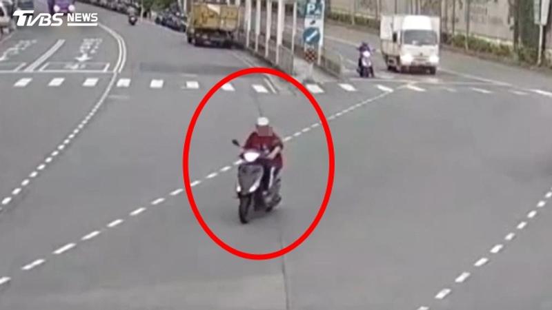 酒駕男拒檢闖紅燈逃逸。(圖/TVBS)