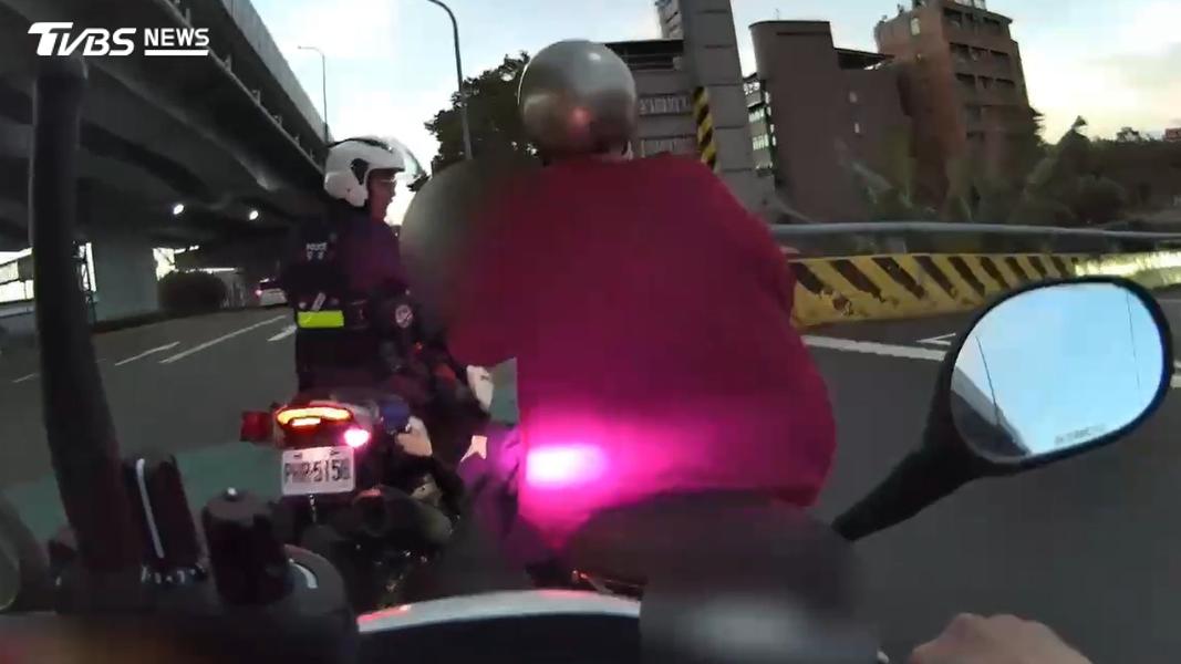 警方將其攔截逮捕。(圖/TVBS)