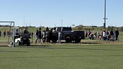 美足球賽遭皮卡衝撞!群眾驚逃 6歲童、1成人喪命10人送醫