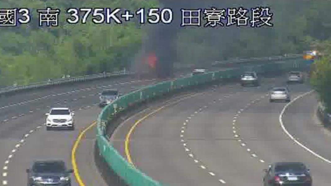 國3田寮路段發生火燒車。(圖/翻攝自高速公路資訊網)