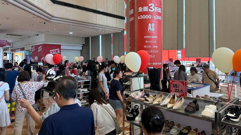 新光三越台南中山店月底熄燈,祭出超殺折扣現場出清。(圖/翻攝自新光三越台南中山店臉書)