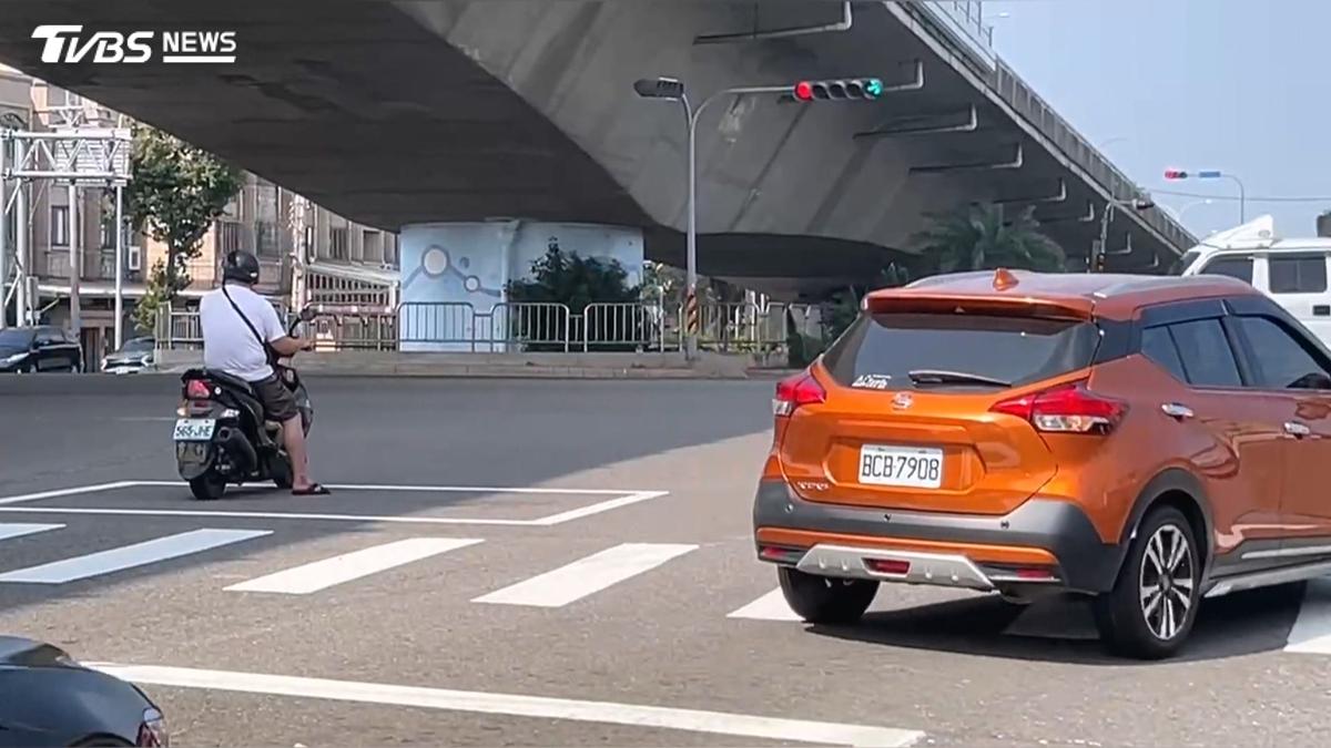 機車被捲車底拖出火花!女騎士四肢擦傷 肇事原因竟是「紅綠燈」