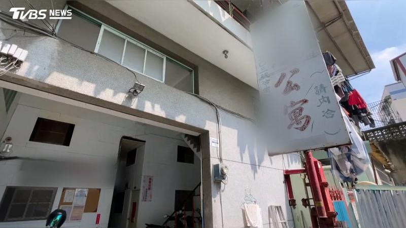 嘉義市民生北路一棟出租公寓深夜發生命案,72歲陳姓男子刺死鄰居後北逃,當晚深夜即在桃園車站遭警方逮捕。(圖/TVBS)