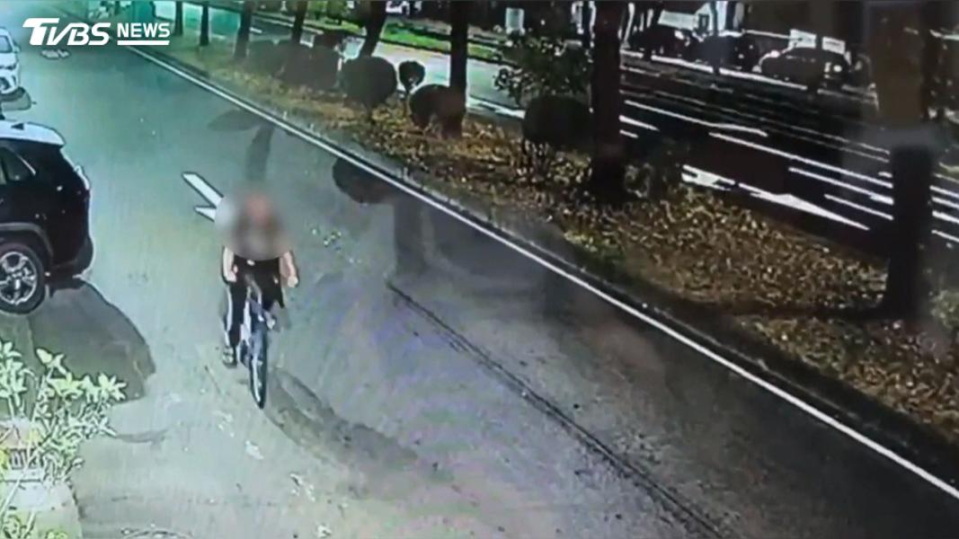 警方追查發現,兇嫌行兇後騎著單車在街頭遊蕩,疑似刻意製造斷點。(圖/TVBS)