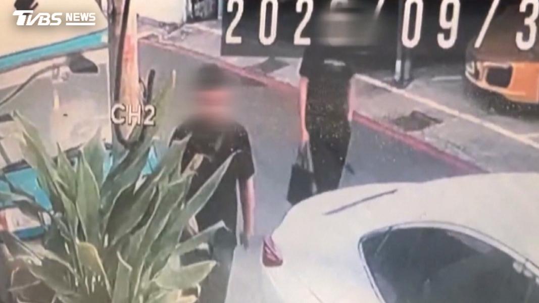 警方調閱監視器後發現,搬運遺體的過程有多人參與。(圖/TVBS)