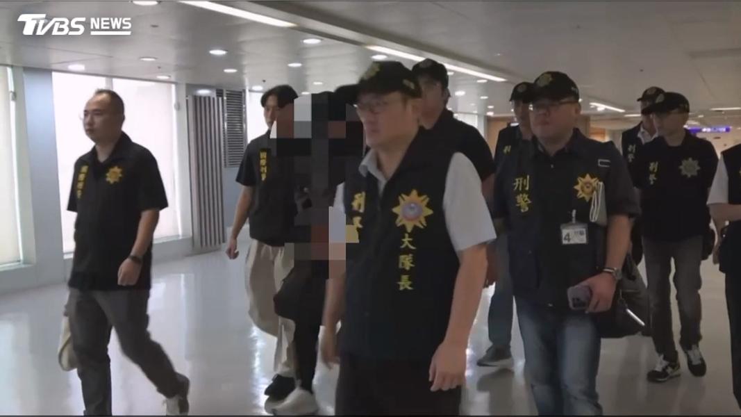 兩人在南韓首爾共躲藏了19天,警方透過國際合作將兩人逮捕,並於17日下午押解返台。(圖/TVBS)