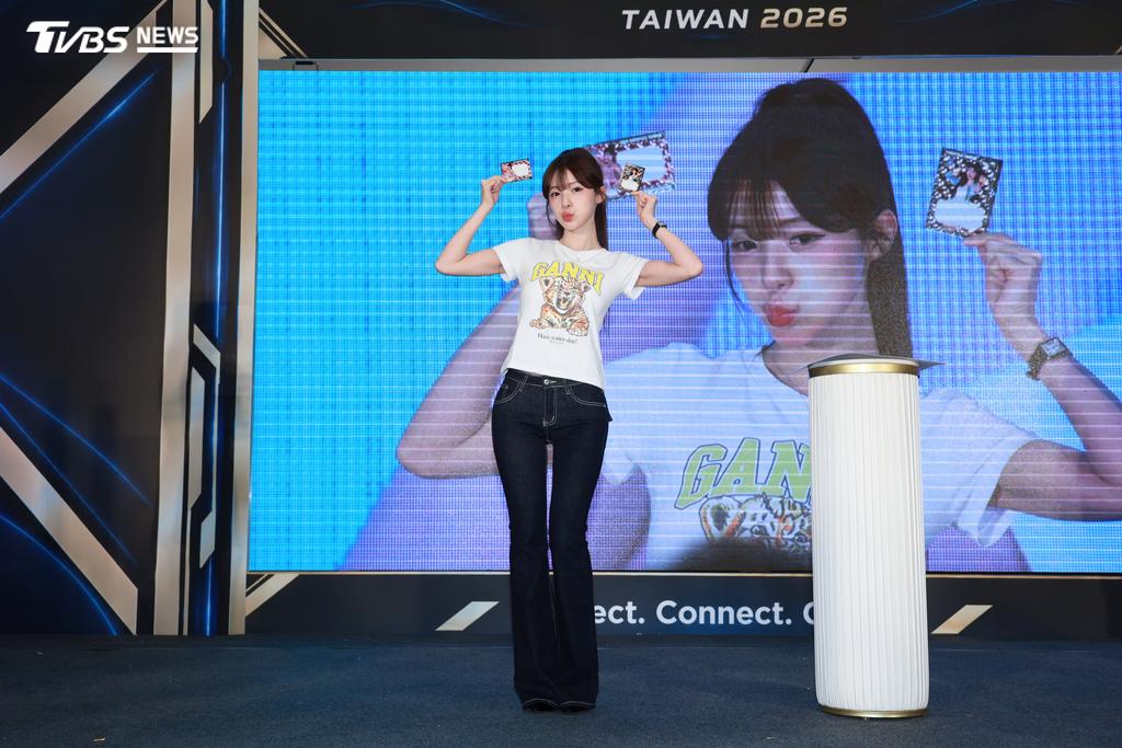 李多慧在限定收藏卡上，親蓋唇印和簽名。（圖／趙世平攝）