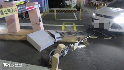 逢甲停車場被撞爛!22歲女轉彎失誤毀設備 全場車卡死業者慘賠