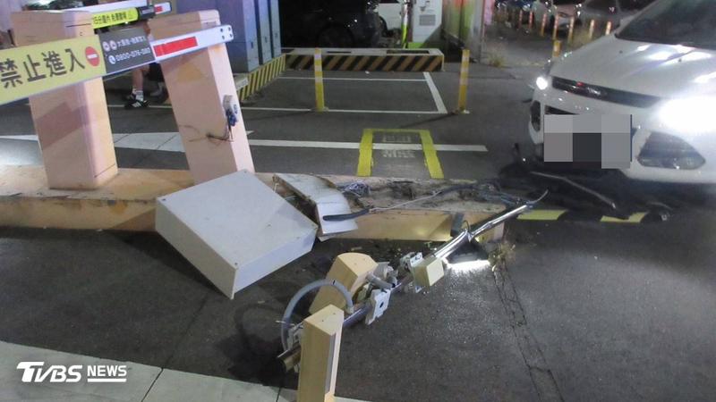 逢甲商圈1家停車場入口處設備被撞毀。(圖/民眾提供)