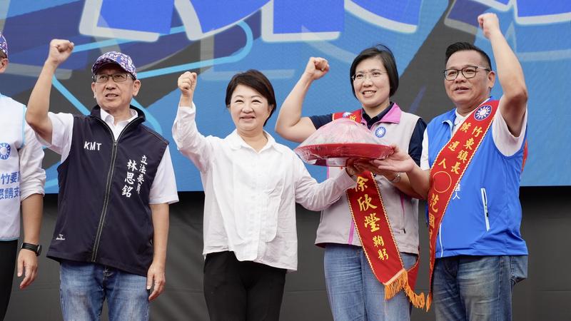 台中市長盧秀燕(左二)力挺新竹縣長候選人徐欣瑩(右二)。(圖/讀者提供)