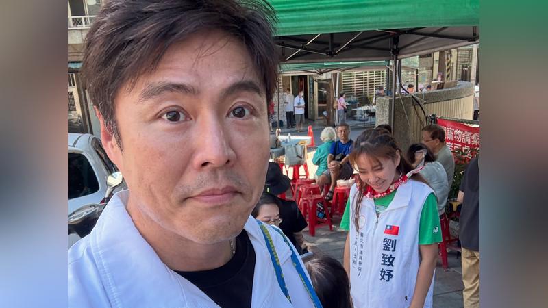 劉至翰穿上競選背心幫妹妹拉票。(圖/翻攝自劉至翰臉書)