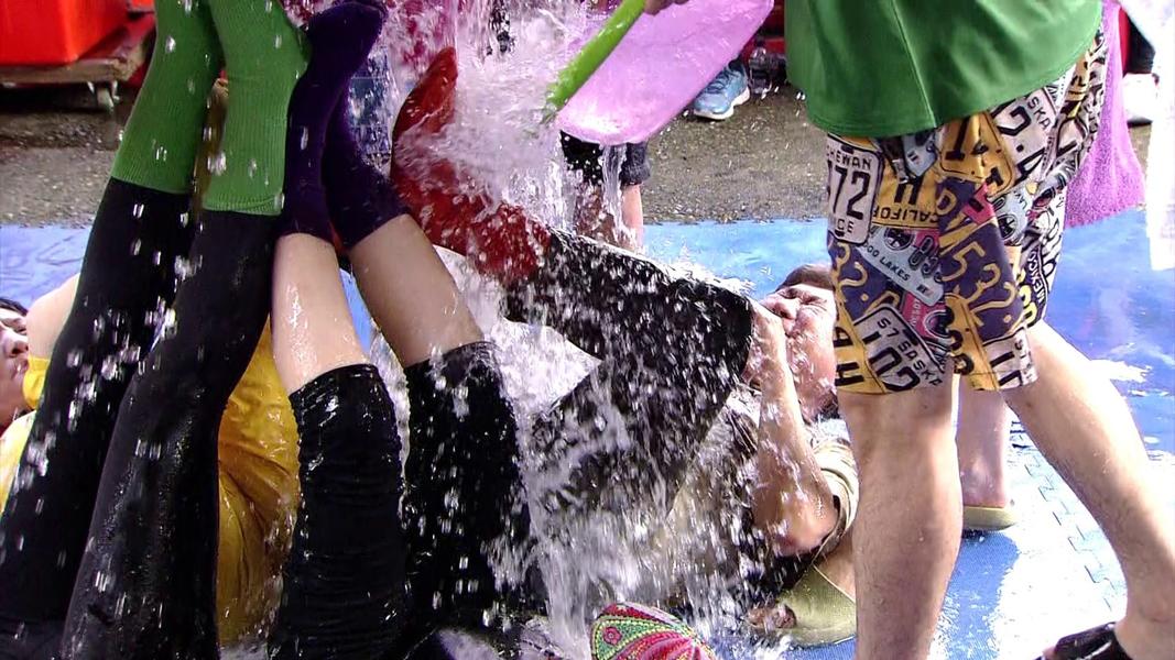 胡瓜遭潑水。(圖/民視提供)