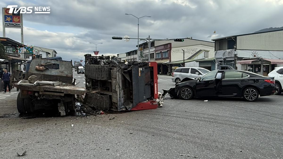 花蓮台9線驚悚撞擊!車斗上割稻機翻覆重摔 貨車無照還沒掛牌