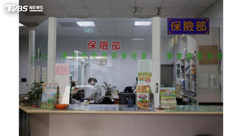 由國立臺灣大學李宜靜、沈沛育、陳芸霠完成的作品「請支援復原:極端氣候災損增,農業保險覆蓋率為何仍低」獲得第十屆《全球華文永續報導獎》學生組平面類社會價值獎