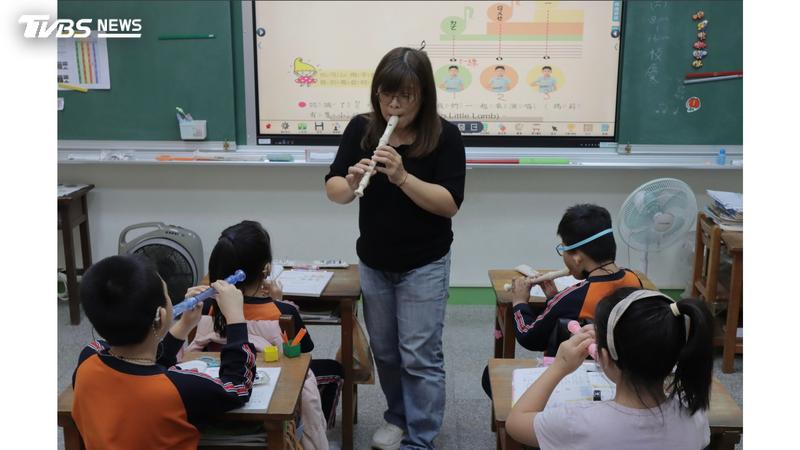 由國立政治大學林芷彤、李香霆、林偌甯完成的作品「啟聰校園音樂教育缺席,能否迎來平權樂章?」獲得第十屆《全球華文永續報導獎》學生組平面類優等獎