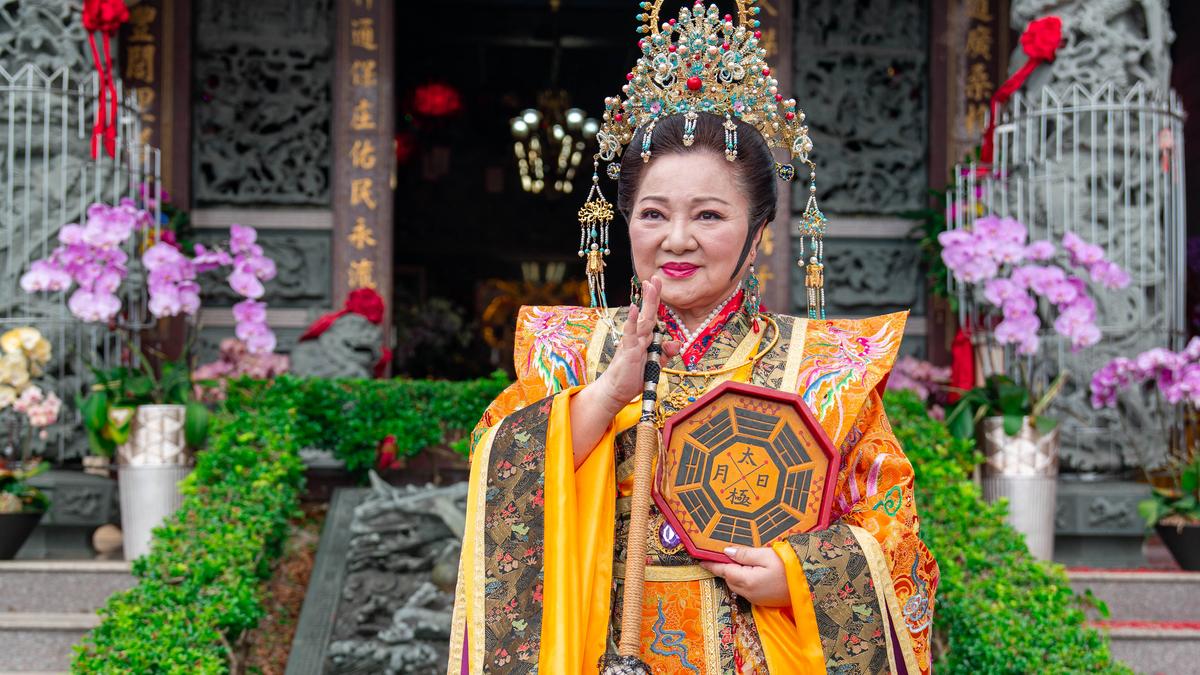 不聽神旨慘了! 白冰冰怪事纏身被舔趾