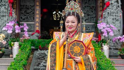 71歲白冰冰不聽神旨慘了!上牌桌「天天輸錢」 怪事纏身被舔趾