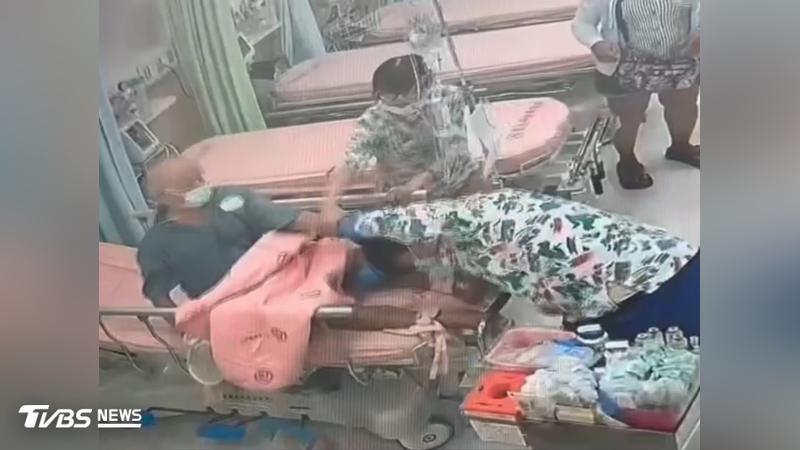 彰基男病患突然失控狂扯護理師頭髮。(圖/TVBS)