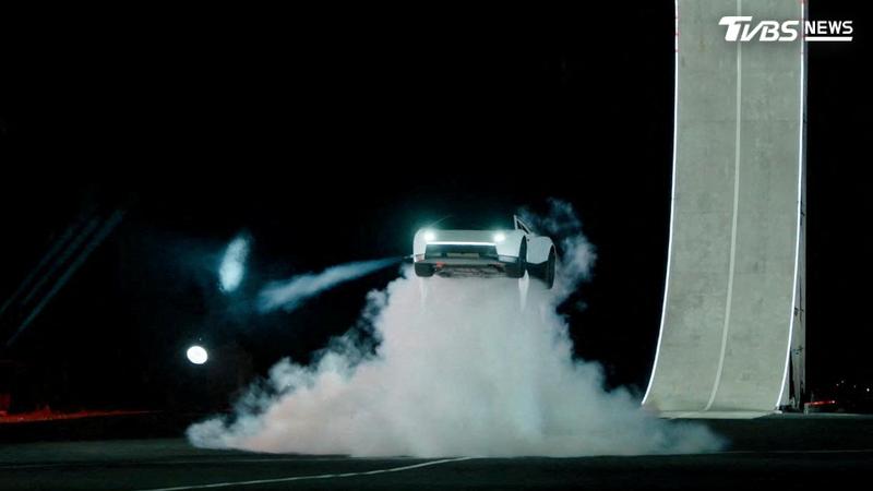 特斯拉推出搭載前衛飛天技術的新款Roadster跑車,執行長馬斯克預告該車款將是最後一款專為人類駕駛設計的車型,宣告品牌未來將全面聚焦人工智慧與機器人發展。(圖/達志影像路透社)