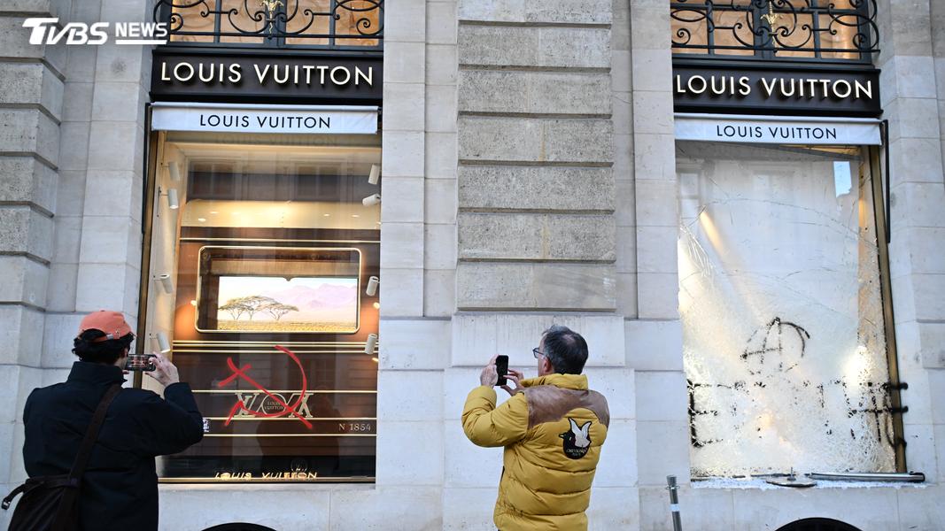 Louis Vuitton等多家精品大廠門市均傳出遭搶事件。(圖/達志影像美聯社)