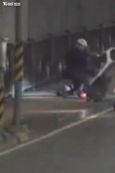 獨家/街頭追逐!騎士躲警橋上迴轉自摔 催油門想逃「猛撞警車」