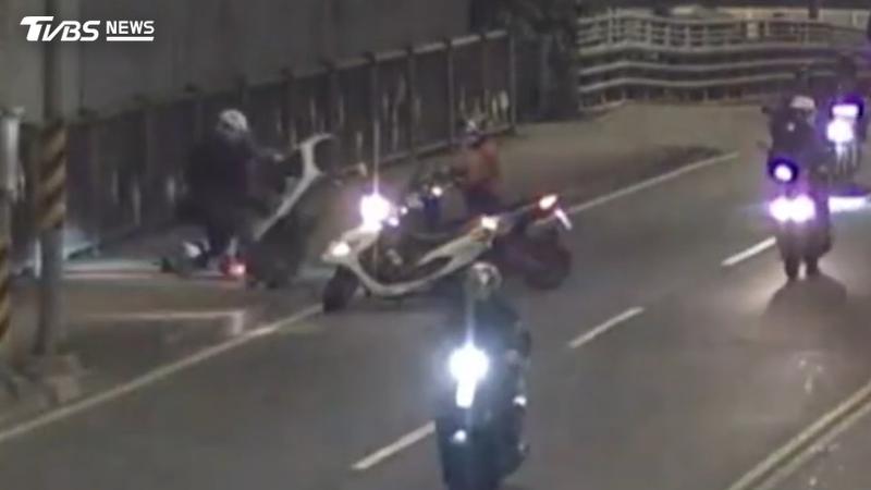 騎士拒檢逃逸橋上迴轉自摔,當下催油門想逃跑,機車猛撞警車(圖/TVBS)