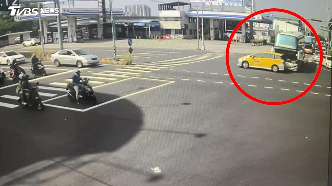 台中預拌車過彎側翻「駕駛困車內」 34歲男搶救不治(圖/TVBS)