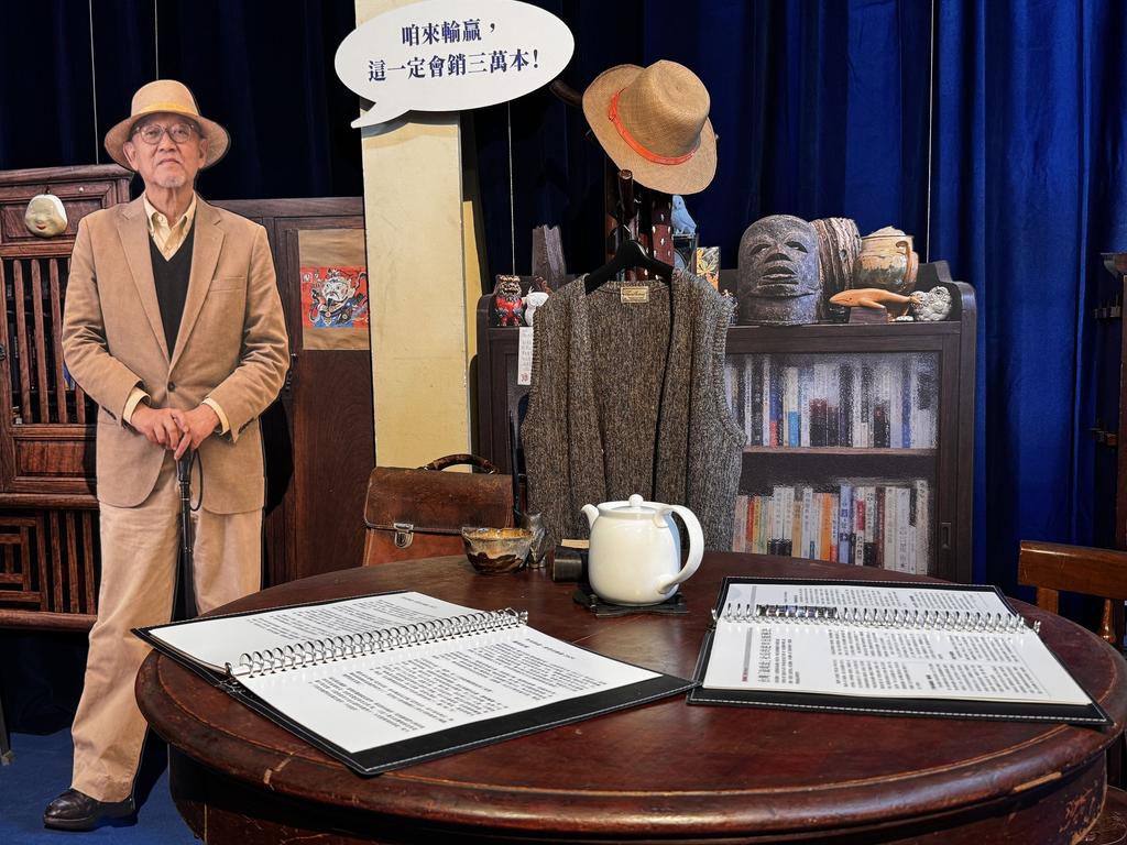 讀書共和國出版集團主辦的「《你欲來開出版社無?》郭重興先生人生畢業典禮」現場復刻其辦公室。(圖/文化部官網)