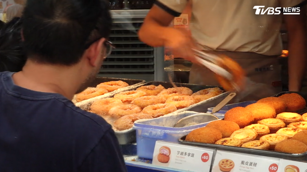 店員怒揍插隊奧客,甜甜圈一夕成排隊名店。(圖/TVBS)