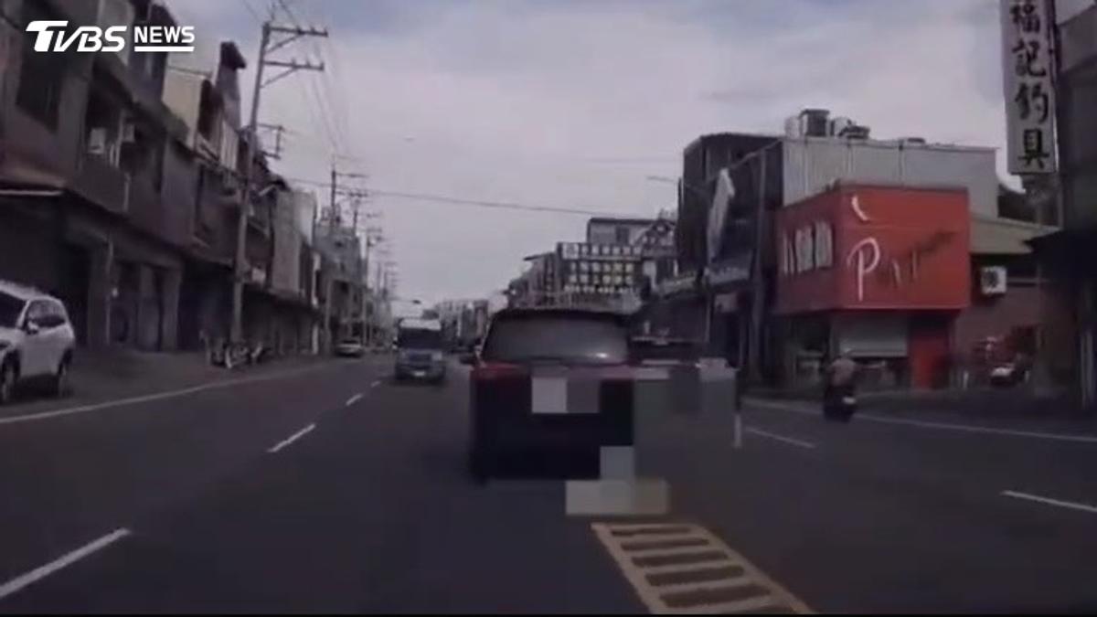 困死巷還想倒車撞警!桃園2男藏毒拒檢狂飆 警破窗拖出上銬