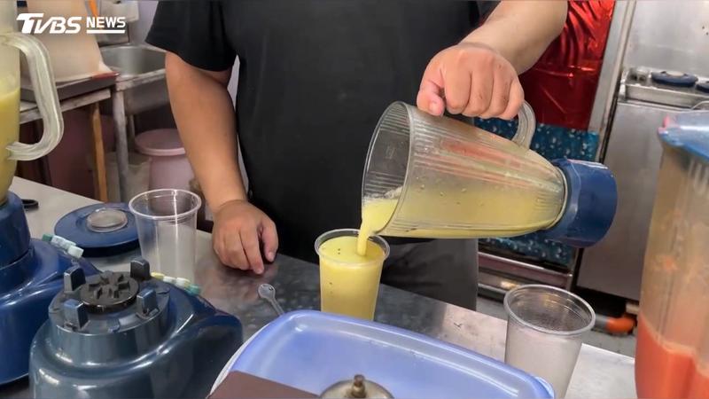 台南有一間標榜現打果汁,因為老闆現榨的份量超足,還得現場喝掉一半,才可以把所有果汁裝完(圖/TVBS)